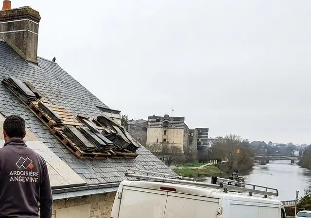 Ardoises déposées sur un toit d’Angers face au château et à la Maine, chantier du couvreur Maison Ardoisière Angevine